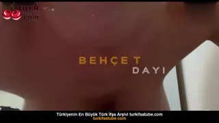 Çok seksi bayan, üvey kardeşini kandırarak arkadan içeri girmeye ikna ediyor